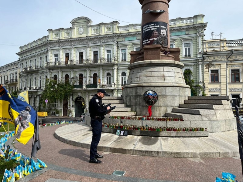 На Європейській площі прапор Росії намалювали невідомі на народному меморіалі загиблим воїнам «фото»