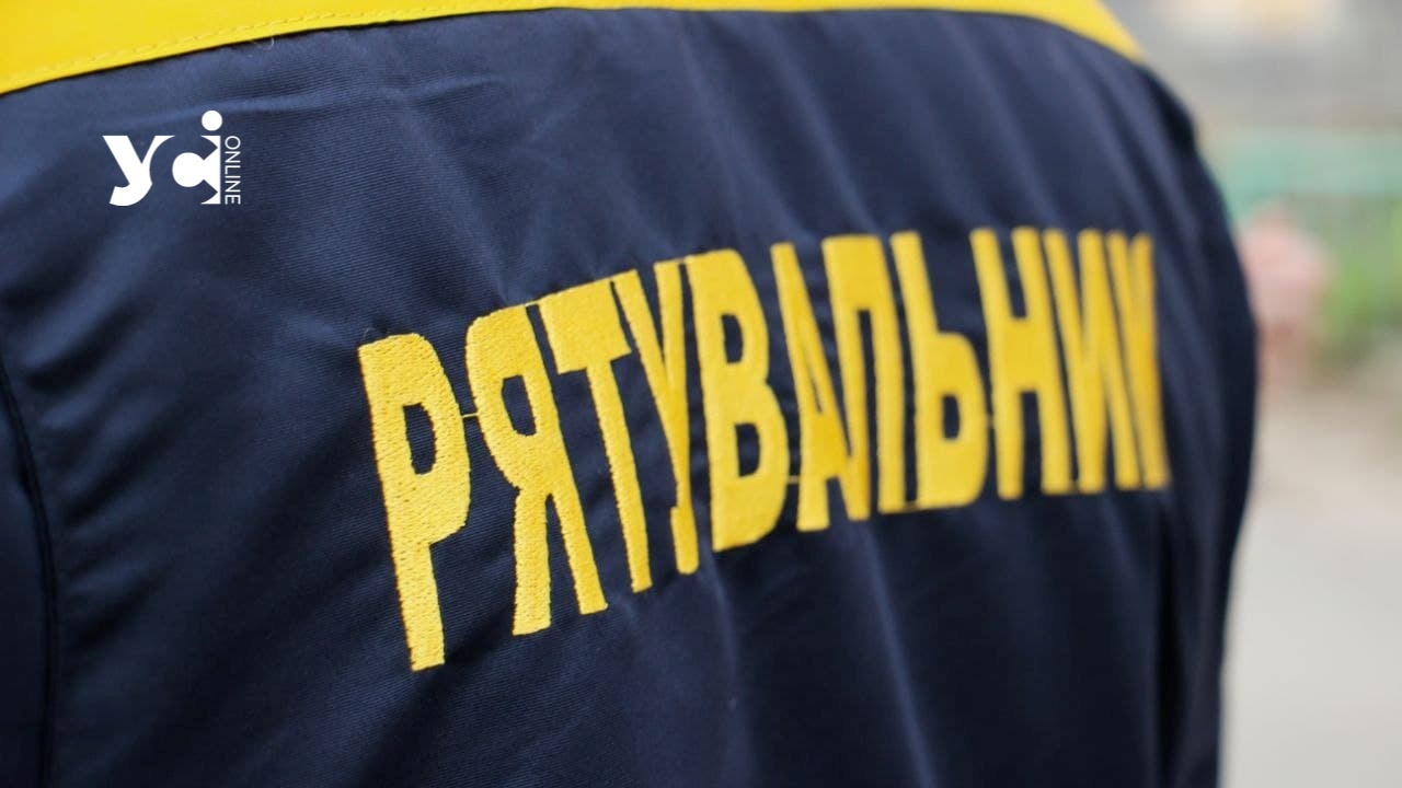 В Одесі рятувальники зняли хлопця з даху балкона usionline.com В Одесі рятувальники зняли хлопця з даху балкона «фото»
