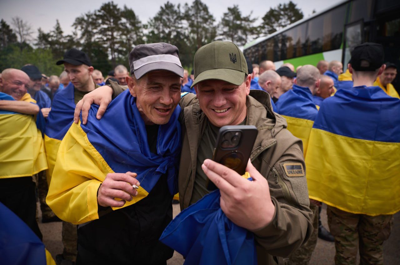 Наші вдома: з російського полону повернулись 303 українські військовослужбовці (фото) usionline.com Наші вдома: з російського полону повернулись 303 українські військовослужбовці (фото) «фото»