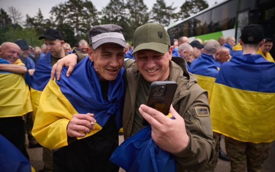 Наші вдома: з російського полону повернулись 303 українські військовослужбовці (фото) «фото»
