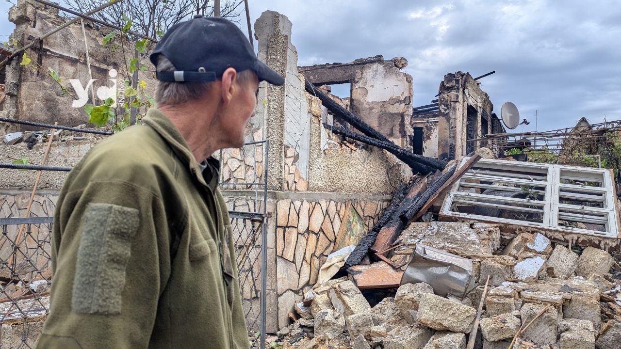«Стояв на кухні, коли стався вибух та загорівся дім, впала стеля», – постраждалий власник про те, як БпЛА влучив у будинок (фото, відео) usionline.com «Стояв на кухні, коли стався вибух та загорівся дім, впала стеля», – постраждалий власник про те, як БпЛА влучив у будинок (фото, відео) «фото»