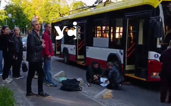 Хлопчик, що потрапив під колеса тролейбуса в Одесі, у реанімації: лікарі борються за збереження його ноги «фото»