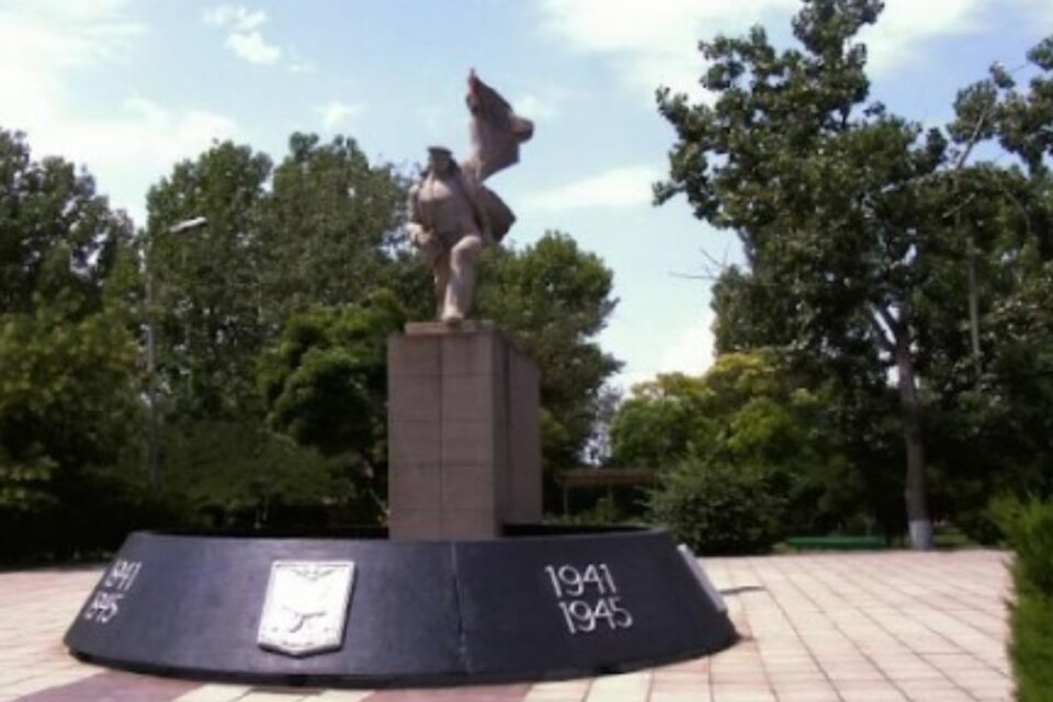 В Кілії приберуть напис «1941-1945» з військового меморіалу usionline.com В Кілії приберуть напис «1941-1945» з військового меморіалу «фото»