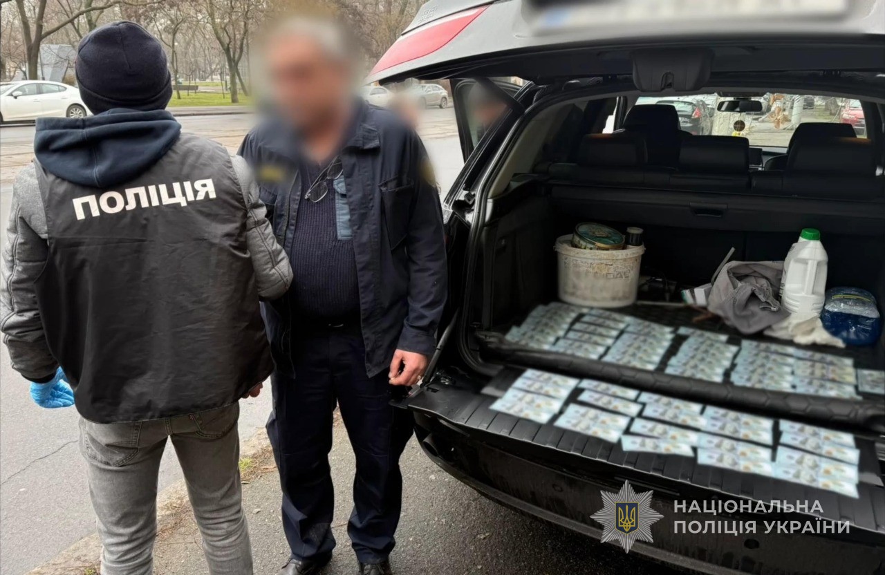 Вигадані зв’язки та хабар у 8 тисяч доларів: одесита судитимуть за шахрайство (фото) usionline.com Вигадані зв’язки та хабар у 8 тисяч доларів: одесита судитимуть за шахрайство (фото) «фото»