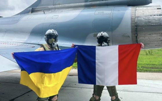 Французькі винищувачі «намалювали» тризуб у небі над Чорним морем (фото) usionline.com Французькі винищувачі «намалювали» тризуб у небі над Чорним морем (фото) «фото»