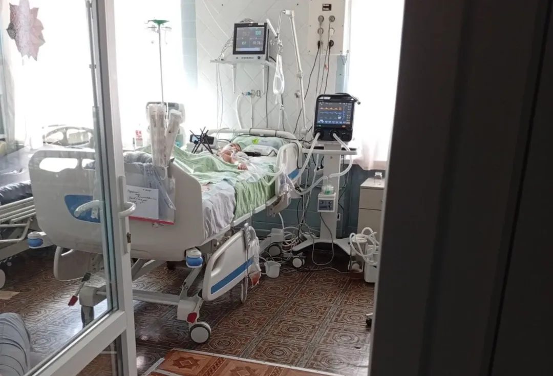 Вірять у диво: хлопчик, який потрапив під тролейбус в Одесі, приходить до тями (фото) usionline.com Вірять у диво: хлопчик, який потрапив під тролейбус в Одесі, приходить до тями (фото) «фото»