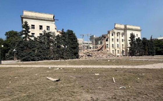Росіяни повторно вдарили по Херсону: знищено будівлю обласної адміністрації (фото) usionline.com Росіяни повторно вдарили по Херсону: знищено будівлю обласної адміністрації (фото) «фото»