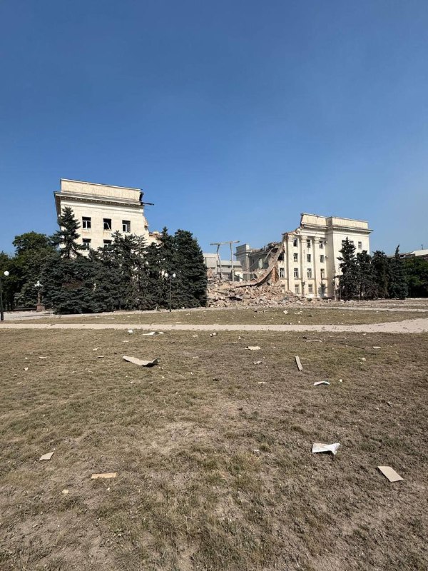 Росіяни повторно вдарили по Херсону: знищено будівлю обласної адміністрації (фото) usionline.com Росіяни повторно вдарили по Херсону: знищено будівлю обласної адміністрації (фото) «фото»