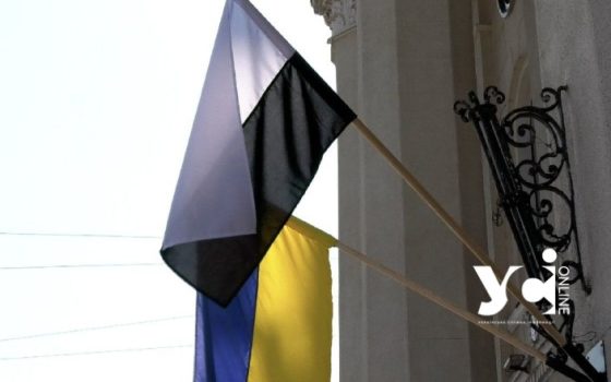 В Одесі на залізничному вокзалі в знак підтримки полонених розгорнули прапор надії (фото, відео) usionline.com В Одесі на залізничному вокзалі в знак підтримки полонених розгорнули прапор надії (фото, відео) «фото»