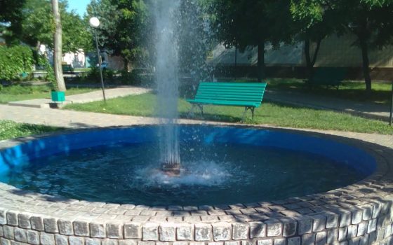 На Одещині мешканцям нагадали про заборону купання у міському фонтані: вдарить струмом (фото) «фото»