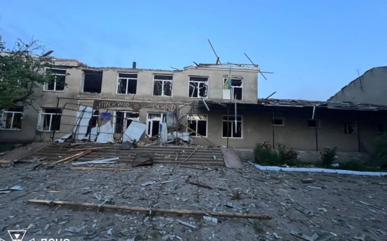 На подвір’ї зруйнованої школи на Одещині випускники вийшли на Останній дзвоник (відео) «фото»
