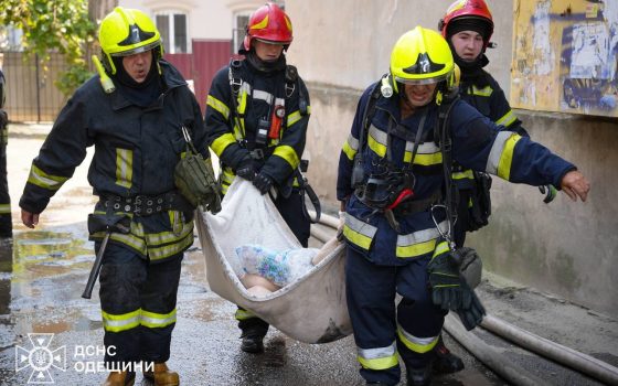 В Одесі на Мечникова горів дах будинку: рятувальники з диму винесли літню жінку (фото, відео) usionline.com В Одесі на Мечникова горів дах будинку: рятувальники з диму винесли літню жінку (фото, відео) «фото»