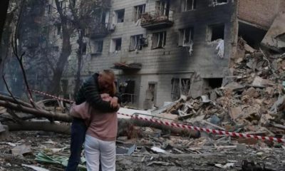Хтось з надією стоїть біля розбитого вщент будинку, де під завалами син «фото»