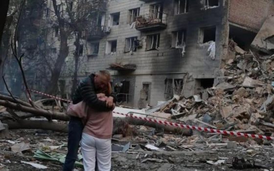 Хтось з надією стоїть біля розбитого вщент будинку, де під завалами син «фото»