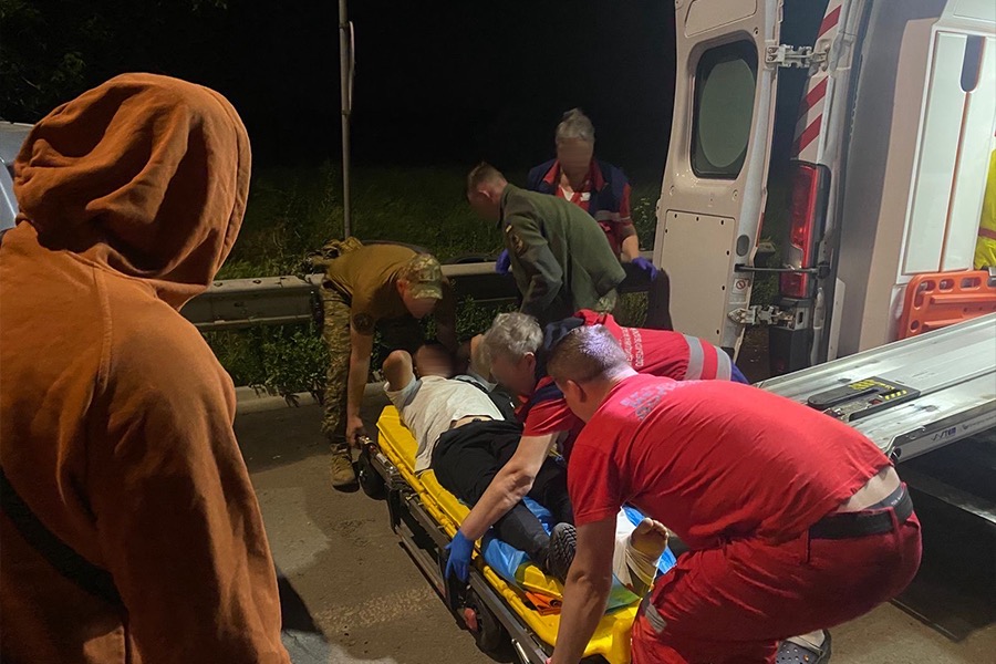 Одеські нацгвардійці на блокпосту надали допомогу чоловіку, якого збив автомобіль (фото) usionline.com Одеські нацгвардійці на блокпосту надали допомогу чоловіку, якого збив автомобіль (фото) «фото»