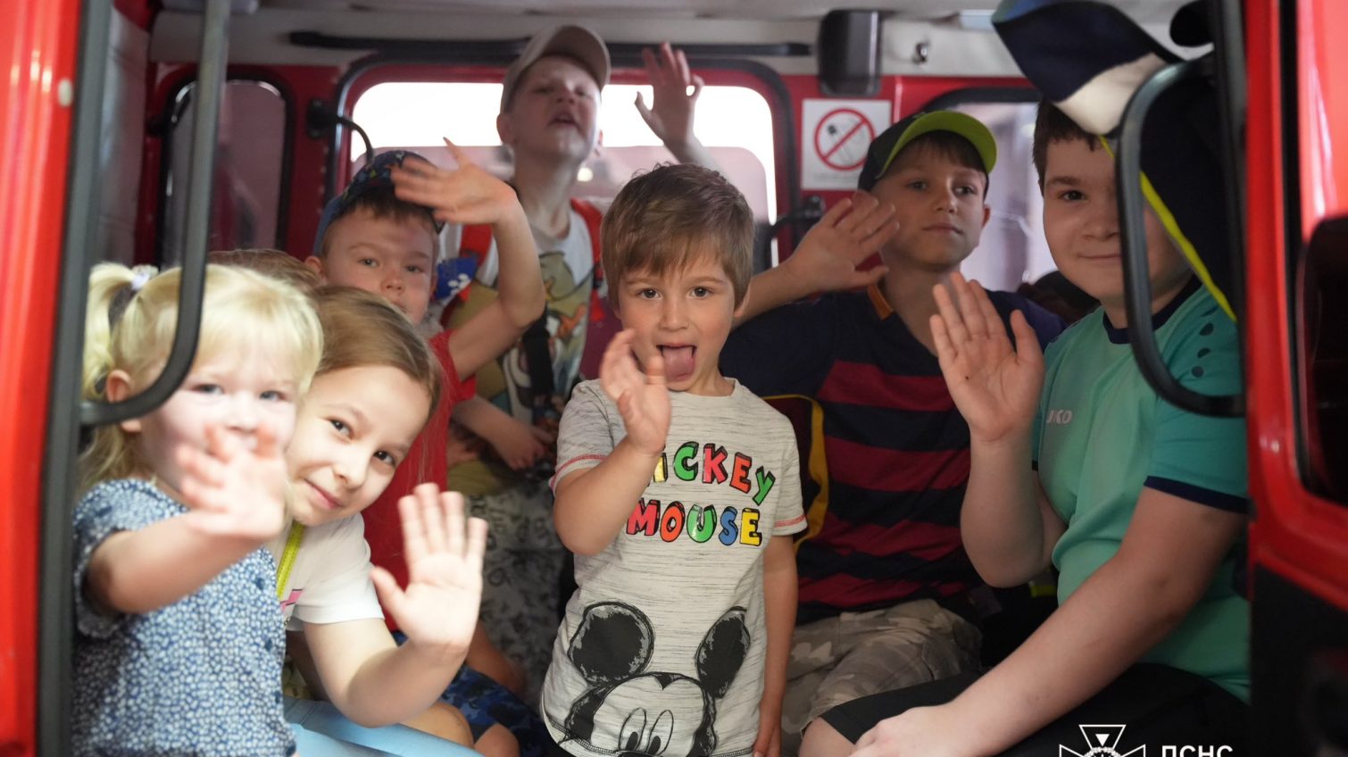 Одеські вогнеборці влаштували екскурсію для дітей-переселенців (фото) usionline.com Одеські вогнеборці влаштували екскурсію для дітей-переселенців (фото) «фото»