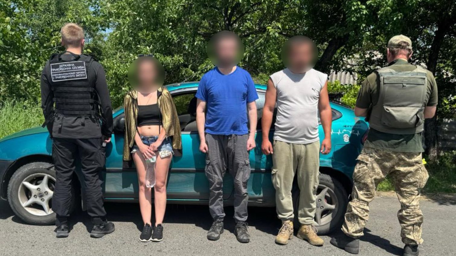 Псевдоармiя на експорт: четвірка чоловіків у формі вирішила «десантуватися» в Молдову (фото) usionline.com Псевдоармiя на експорт: четвірка чоловіків у формі вирішила «десантуватися» в Молдову (фото) «фото»