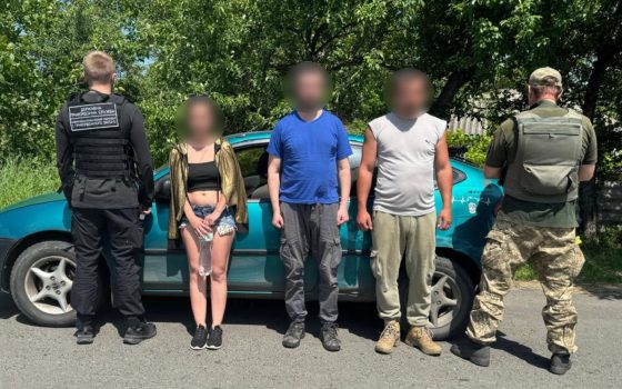Псевдоармiя на експорт: четвірка чоловіків у формі вирішила «десантуватися» в Молдову (фото) usionline.com Псевдоармiя на експорт: четвірка чоловіків у формі вирішила «десантуватися» в Молдову (фото) «фото»