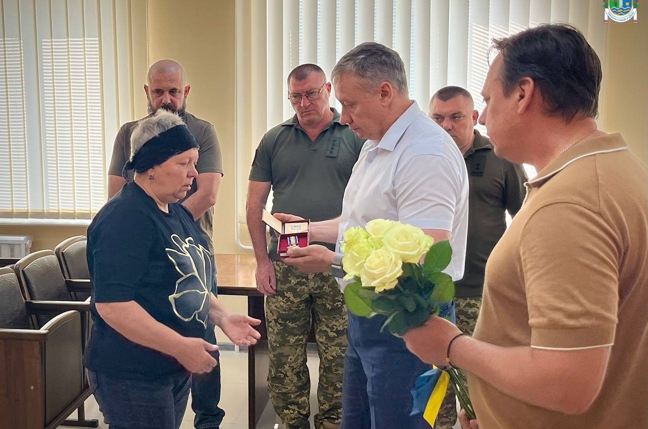 В Ізмаїлі нагородили полеглих воїнів: ордена вручили рідним захисників (фото) usionline.com В Ізмаїлі нагородили полеглих воїнів: ордена вручили рідним захисників (фото) «фото»