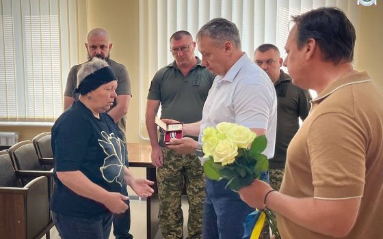 В Ізмаїлі нагородили полеглих воїнів: ордена вручили рідним захисників (фото) usionline.com В Ізмаїлі нагородили полеглих воїнів: ордена вручили рідним захисників (фото) «фото»