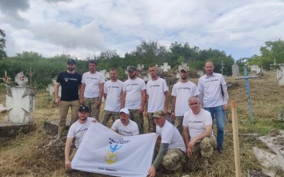 Військові одеської бригади ТРО очистили Козацький цвинтар від бур’яну (фото) usionline.com Військові одеської бригади ТРО очистили Козацький цвинтар від бур’яну (фото) «фото»