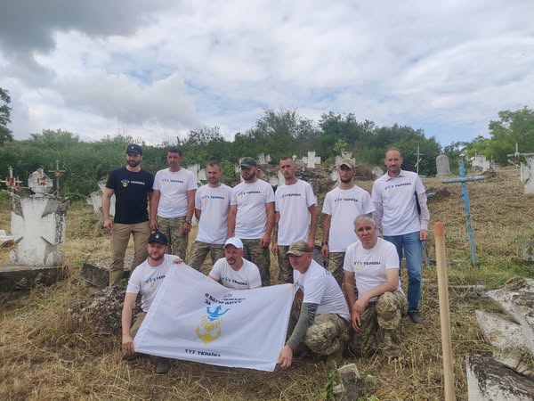Військові одеської бригади ТРО очистили Козацький цвинтар від бур’яну (фото) usionline.com Військові одеської бригади ТРО очистили Козацький цвинтар від бур’яну (фото) «фото»