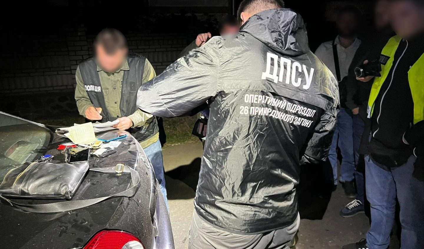 8000 доларів за втечу: на Одещині затримали громадянина рф, який вивозив військовозобов’язаних до Придністров’я (фото) usionline.com 8000 доларів за втечу: на Одещині затримали громадянина рф, який вивозив військовозобов’язаних до Придністров’я (фото) «фото»