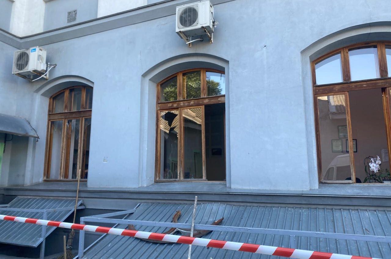 Одеська швидка постраждала від світанкової атаки (фото) usionline.com Одеська швидка постраждала від світанкової атаки (фото) «фото»