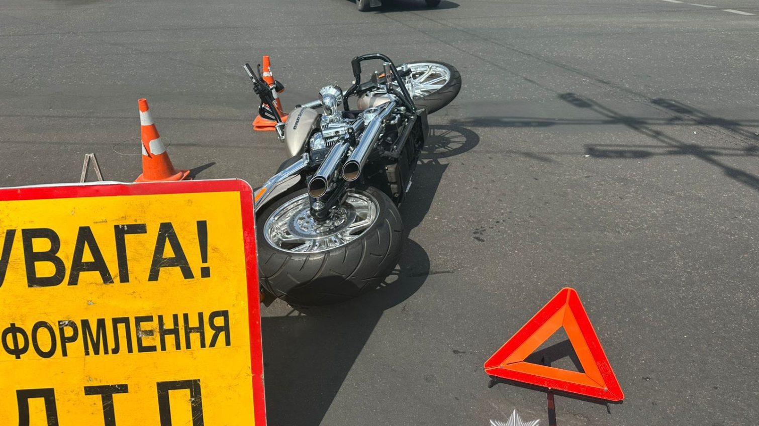 Постраждали жінка і діти: в Одесі автівку, яка зіткнулася з мотоциклом, відкинуло на пішохідній перехід (фото) usionline.com Постраждали жінка і діти: в Одесі автівку, яка зіткнулася з мотоциклом, відкинуло на пішохідній перехід (фото) «фото»