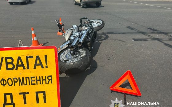 Постраждали жінка і діти: в Одесі автівку, яка зіткнулася з мотоциклом, відкинуло на пішохідній перехід (фото) «фото»