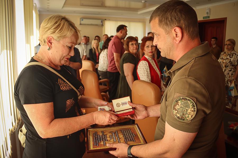Бійця одеської 11 бригади імені Михайла Грушевського посмертно нагородили медаллю (фото) usionline.com Бійця одеської 11 бригади імені Михайла Грушевського посмертно нагородили медаллю (фото) «фото»