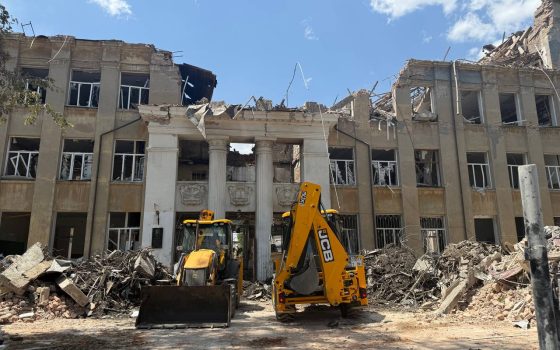 Всіх учнів розбомбленого Білгород-Дністровського ліцею переведуть до інших закладів освіти usionline.com Всіх учнів розбомбленого Білгород-Дністровського ліцею переведуть до інших закладів освіти «фото»