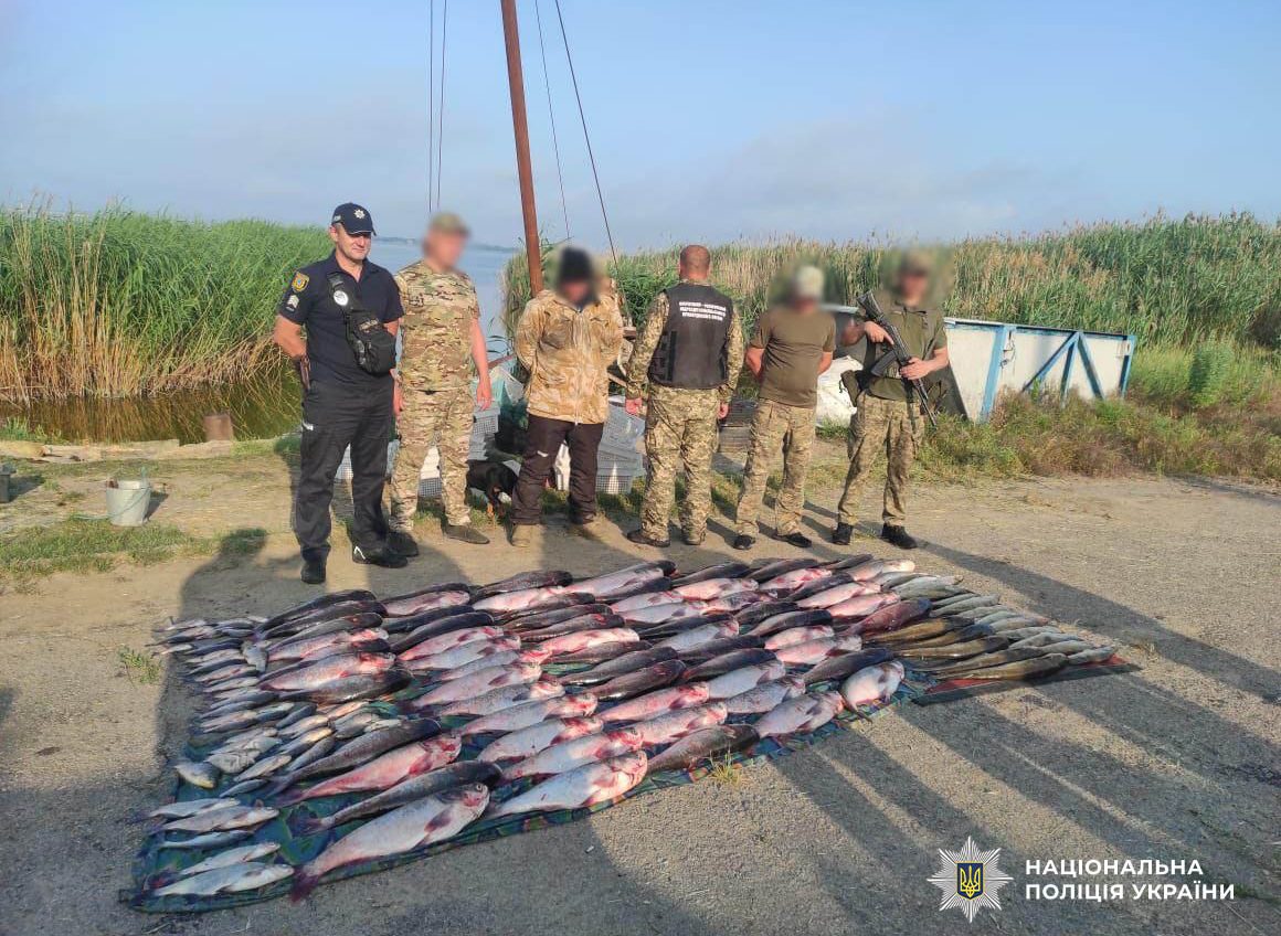 Спіймав щуки, сазана та білого амура на 400 тисяч грн: на озері Китай викрили злісного браконьєра (фото) usionline.com Спіймав щуки, сазана та білого амура на 400 тисяч грн: на озері Китай викрили злісного браконьєра (фото) «фото»