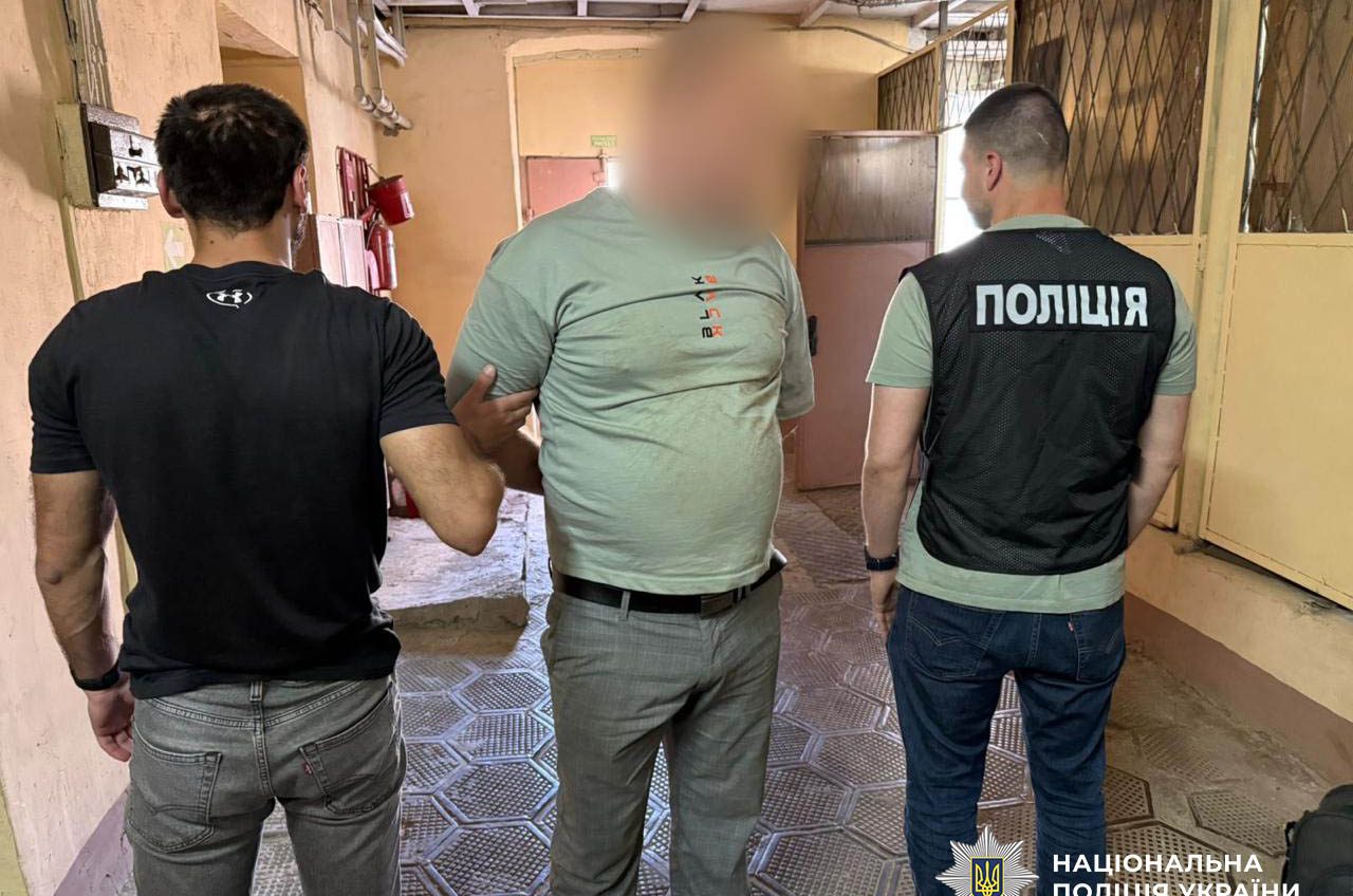 Тисяча доларів за «вступ» до коледжу: в Одесі затримали викладача, який торгував місцями usionline.com Тисяча доларів за «вступ» до коледжу: в Одесі затримали викладача, який торгував місцями «фото»