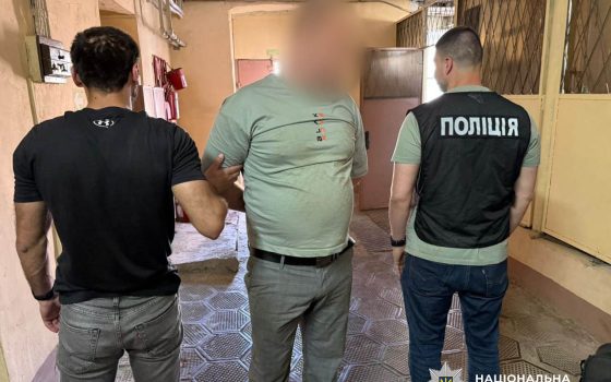 Тисяча доларів за «вступ» до коледжу: в Одесі затримали викладача, який торгував місцями usionline.com Тисяча доларів за «вступ» до коледжу: в Одесі затримали викладача, який торгував місцями «фото»