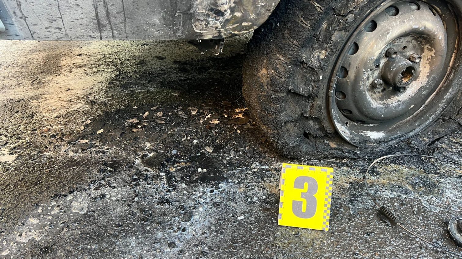 В Одесі двоє хлопців спочатку злили бензин у свій мопед, а потім підпалили чуже авто (фото, відео) «фото»