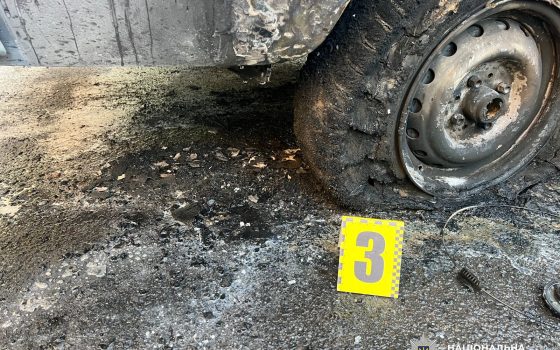 В Одесі двоє хлопців спочатку злили бензин у свій мопед, а потім підпалили чуже авто (фото, відео) usionline.com В Одесі двоє хлопців спочатку злили бензин у свій мопед, а потім підпалили чуже авто (фото, відео) «фото»