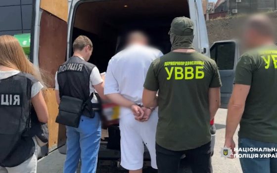 В Одесі затримали чоловіка, який пропонував хабар військовому за махінації з благодійною допомогою (фото, відео) usionline.com В Одесі затримали чоловіка, який пропонував хабар військовому за махінації з благодійною допомогою (фото, відео) «фото»