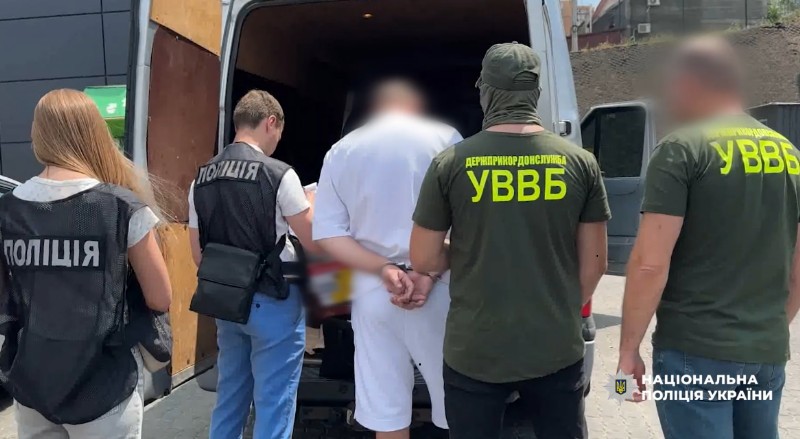 В Одесі затримали чоловіка, який пропонував хабар військовому за махінації з благодійною допомогою (фото, відео) «фото»