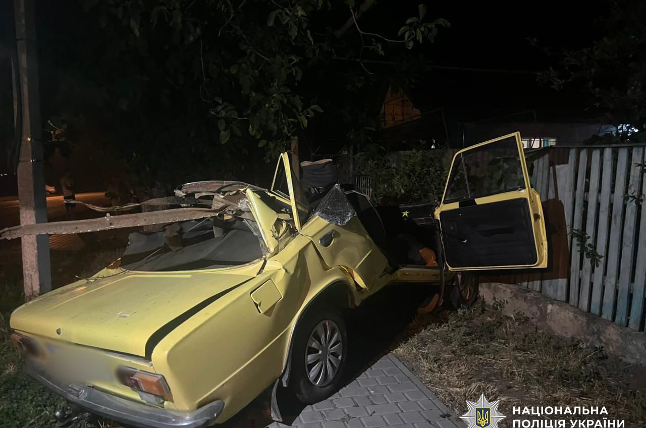 На Одещині комбайн врізався в легковик: загинула жінка (фото) usionline.com На Одещині комбайн врізався в легковик: загинула жінка (фото) «фото»