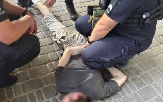 Одесит самотужки затримав неадекватного чоловіка з ножем і здав його поліцейським (фото) «фото»