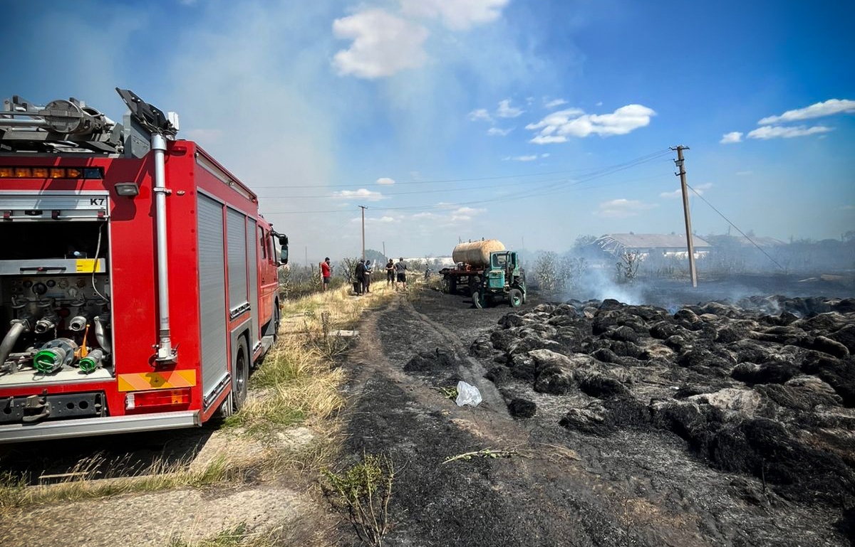 На Одещині палало понад 2,5 гектара трави: вогонь ледь не знищив пшеничне поле та охопив закинуті будівлі (фото) usionline.com На Одещині палало понад 2,5 гектара трави: вогонь ледь не знищив пшеничне поле та охопив закинуті будівлі (фото) «фото»