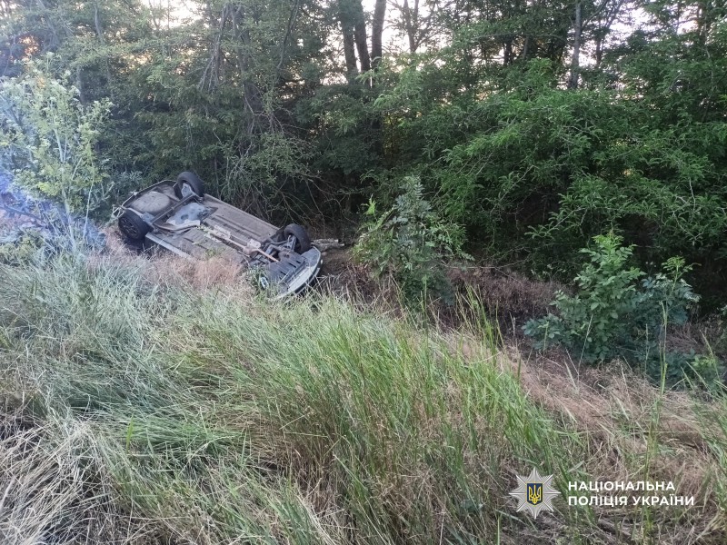 На Одещині автівка вилетіла у кювет: водій – загинув, пасажир — у лікарні usionline.com На Одещині автівка вилетіла у кювет: водій – загинув, пасажир — у лікарні «фото»