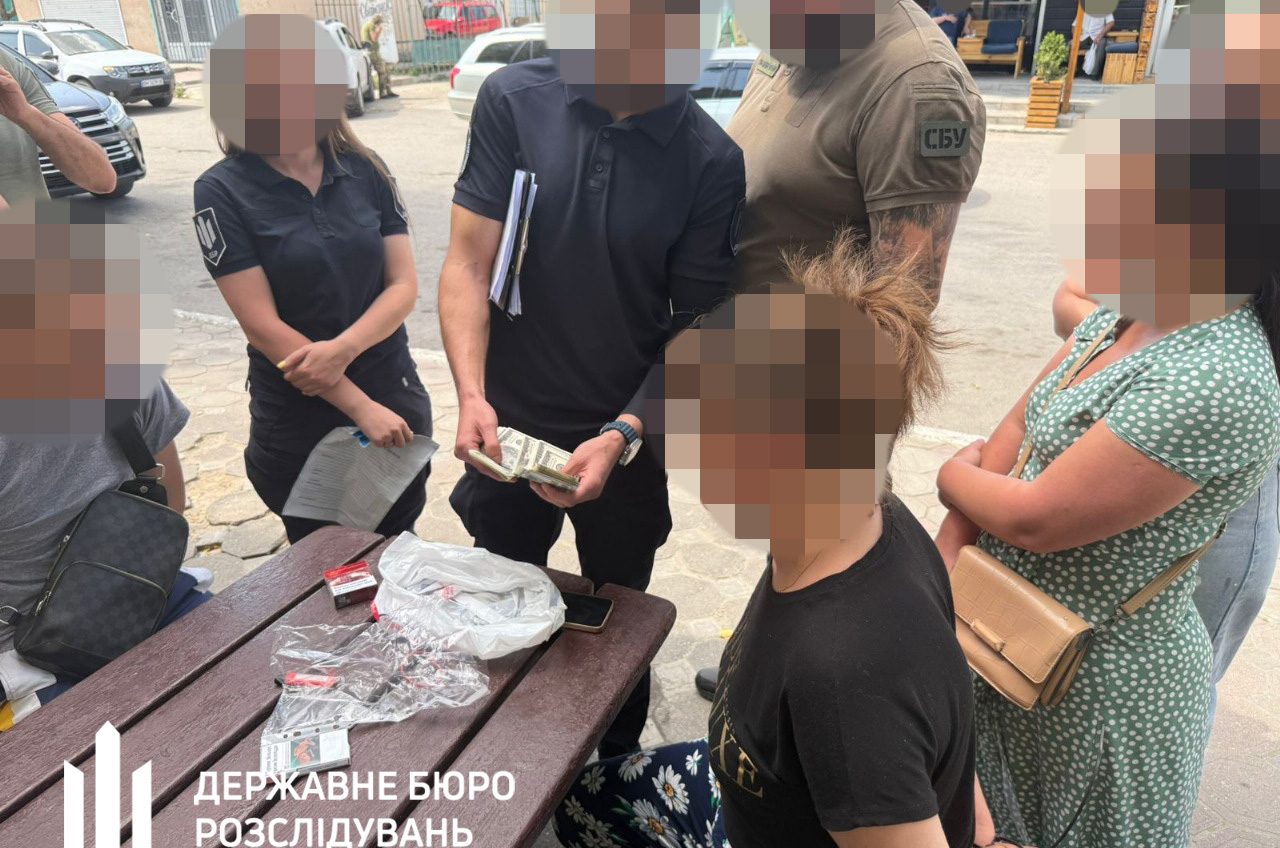 На Одещині ДБР викрило правоохоронця, який разом із матір’ю переправляли ухилянтів до Молдови (фото) usionline.com На Одещині ДБР викрило правоохоронця, який разом із матір’ю переправляли ухилянтів до Молдови (фото) «фото»