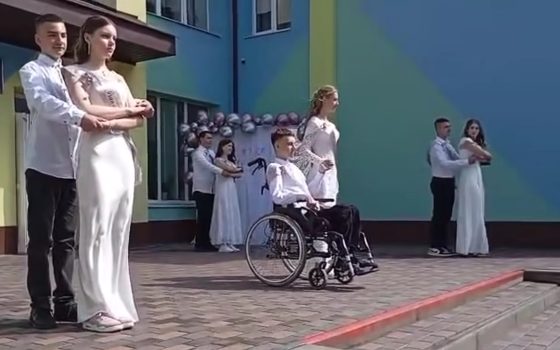 На Волині випускник на візку станцював шкільний вальс після складної операції (відео) «фото»