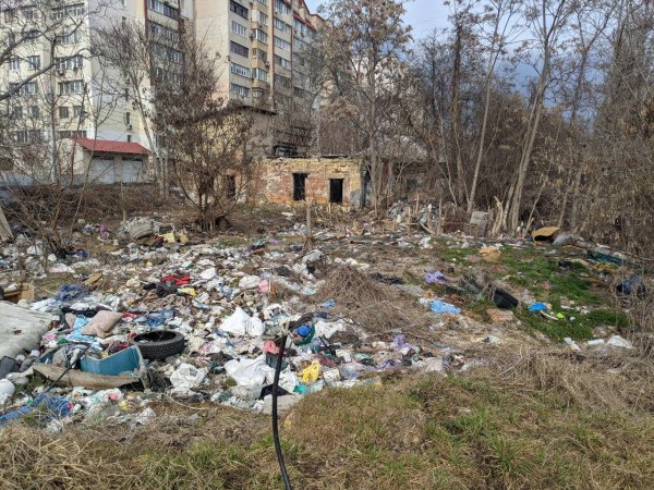 Роками створювали мешканці двору: в Одесі прибрали ще одне сміттєзвалище (фото) «фото»