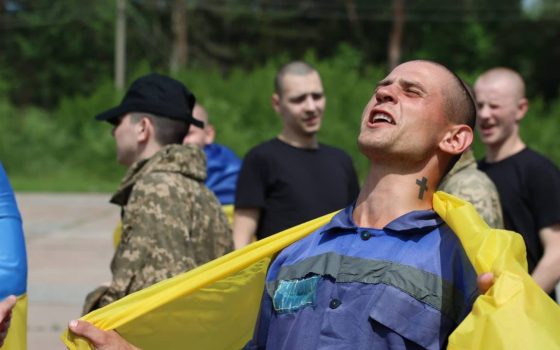 Почався новий обмін полоненими з Росією  – додому повернулися молоді воїни (фото) «фото»