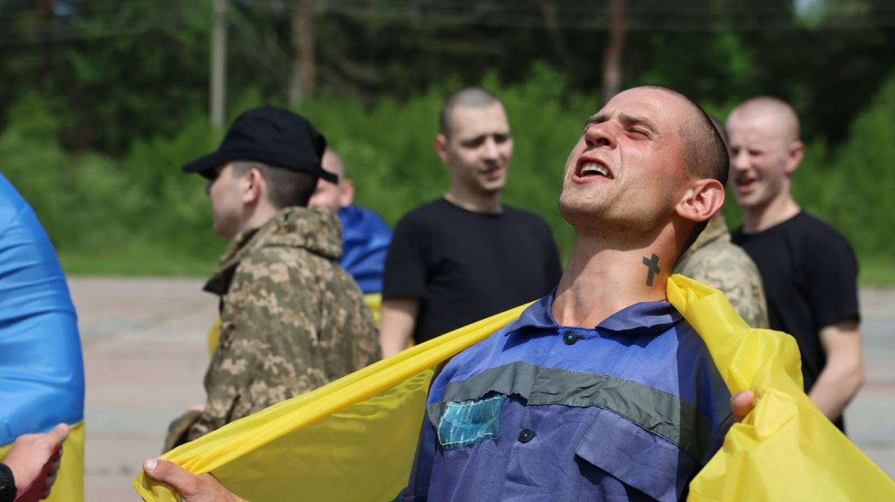 Почався новий обмін полоненими з Росією – додому повернулися молоді воїни (фото) usionline.com Почався новий обмін полоненими з Росією – додому повернулися молоді воїни (фото) «фото»