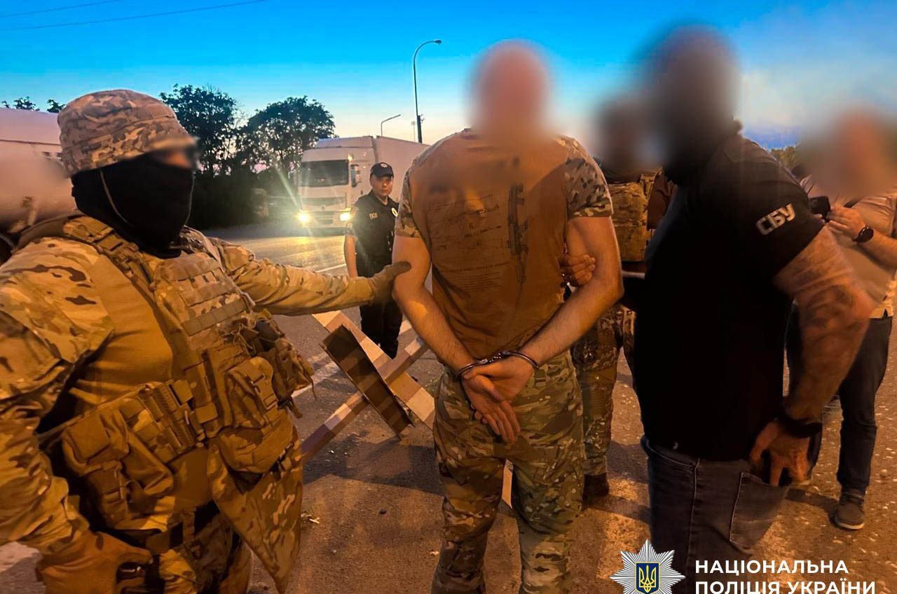 За кордон за 10 500 доларів: на Одещині викрили трьох організаторів трансферу ухилянтів (фото) usionline.com За кордон за 10 500 доларів: на Одещині викрили трьох організаторів трансферу ухилянтів (фото) «фото»