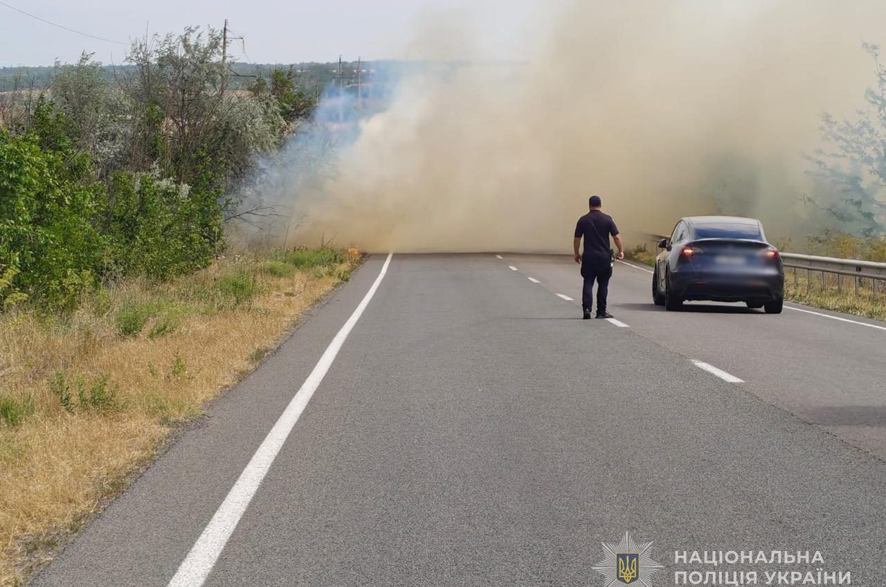 На трасі Одеса – Рені загорілася вантажівка: рух транспорту обмежений (фото) usionline.com На трасі Одеса – Рені загорілася вантажівка: рух транспорту обмежений (фото) «фото»